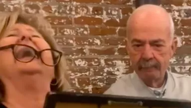 Újraalkották a testvérek a régi családi fotót: a szülők reakciója fergeteges - Videó