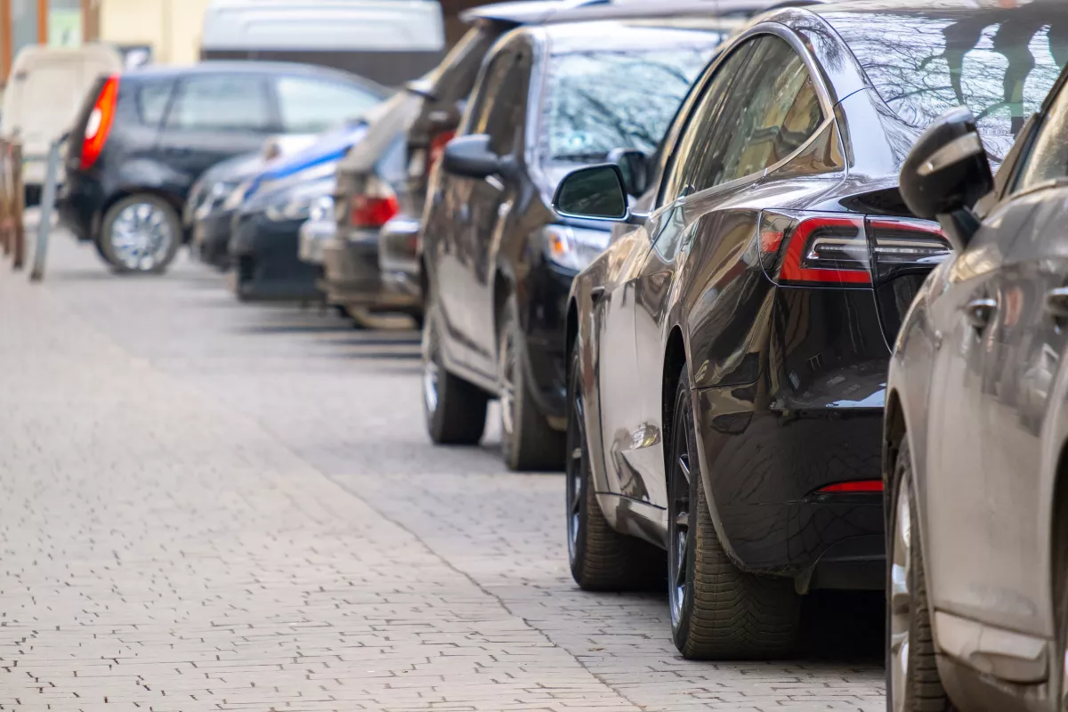 Cetlit talált a megrongált kocsiján a férfi: nem hiszi el, mi volt rajta - Fotó