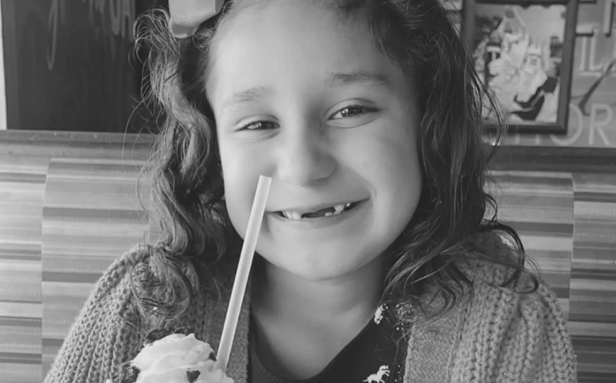 Borzalom: beakadt a 8 éves kislány kabátja a kocsiba, az édesanyja elindult - Fotók