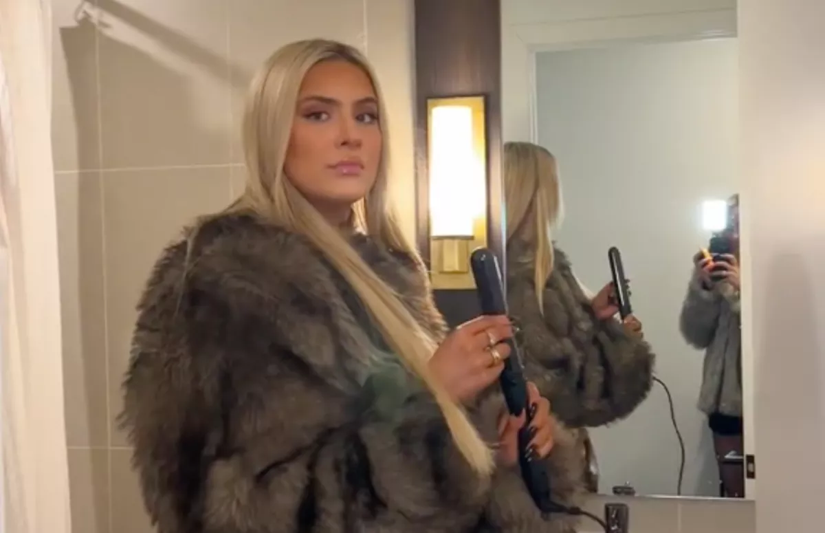 Megmutatta a csaj, mit csinál mindig, mielőtt elmegy otthonról: milliók ámulnak rajta - Videó