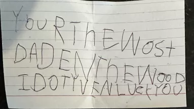 Levelet kap az 5 éves fiától a "világ legrosszabb apukája": nem sokkal később megolvad a szíve - Fotók