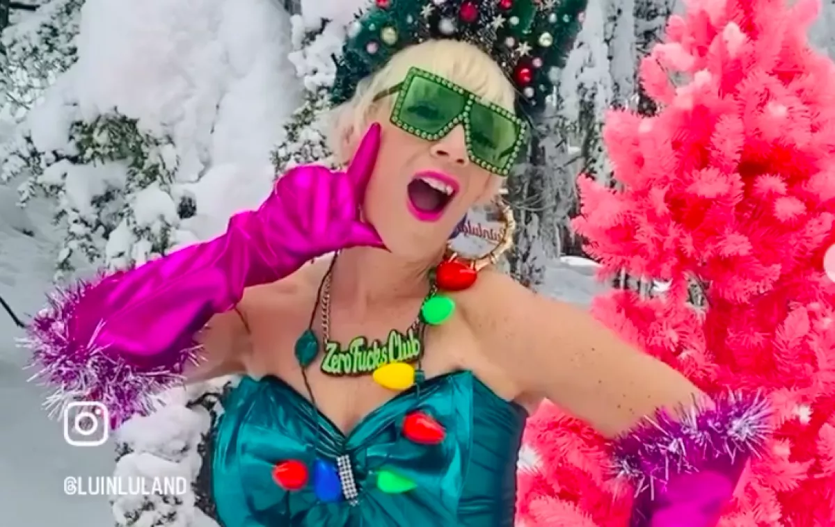 "Fúj!" - Kihívó ruhái miatt ekézik az 54 éves influenszert - Fotók