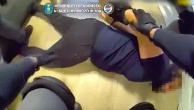 Elfogták a bulinegyed dílereit: sokkoló, mit szúrtak ki a rendőrök videóján a netezők - Videó