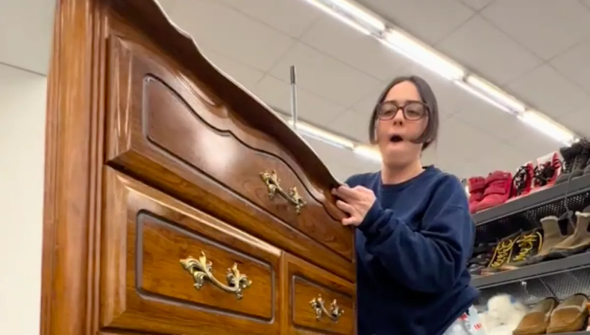 Meg akar szabadulni a nő a "csúnya komódtól": amit talál, attól elakad a szava - 