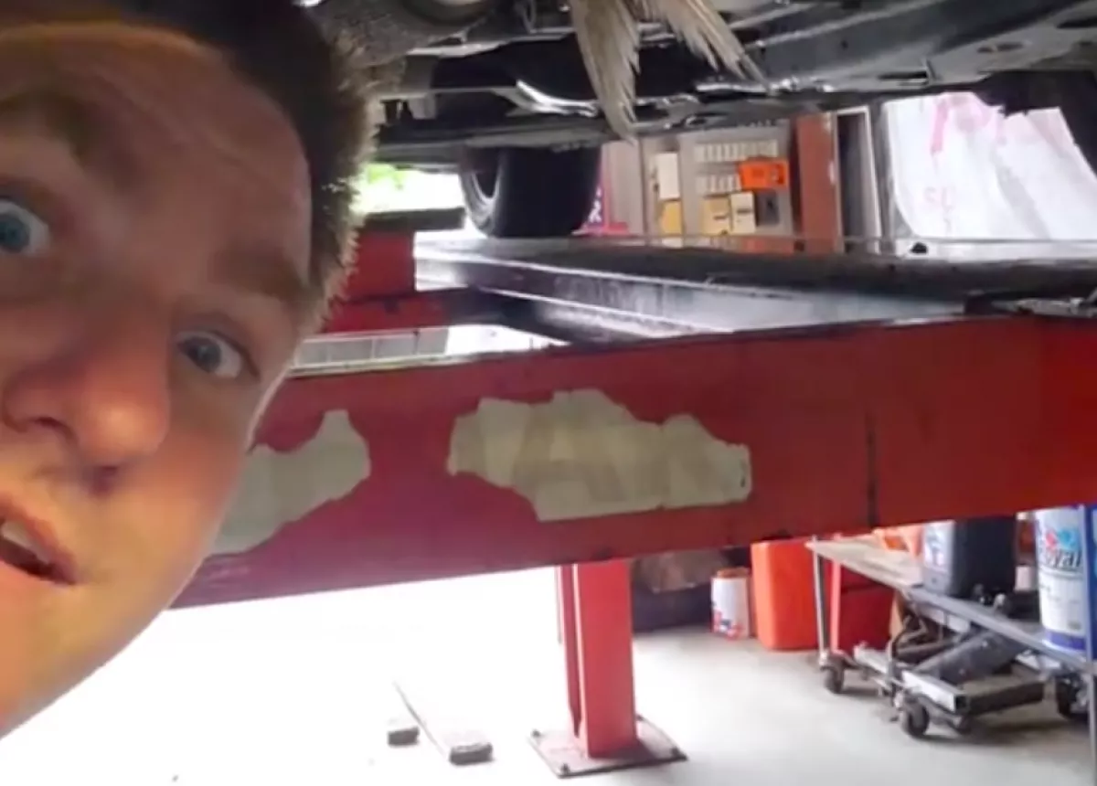 Elállt az autószerelő lélegzete, mit talált az autó alatt: videóra vette