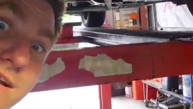 Elállt az autószerelő lélegzete, mit talált az autó alatt: videóra vette