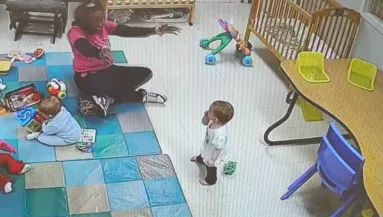 Meglátja az anya a bölcsődei kamerán a lányát: ami történik, könnyeket csal a szemébe - Videó