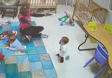 Meglátja az anya a bölcsődei kamerán a lányát: ami történik, könnyeket csal a szemébe - Videó