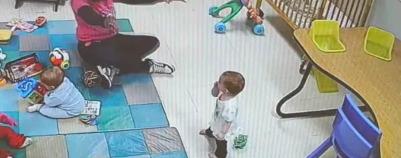 Meglátja az anya a bölcsődei kamerán a lányát: ami történik, könnyeket csal a szemébe - Videó