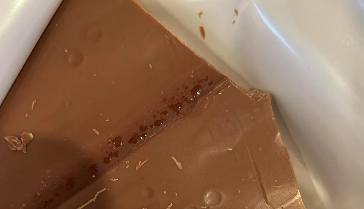 Meglepte a csomagolás, de: rosszul lett a nő, amikor meglátta a csokit - Fotó