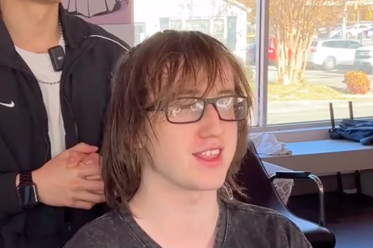 Káoszfrizurával ment a srác a fodrászhoz: megdöbbentő, mit csinált belőle - Videó