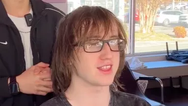 Káoszfrizurával ment a srác a fodrászhoz: megdöbbentő, mit csinált belőle - Videó