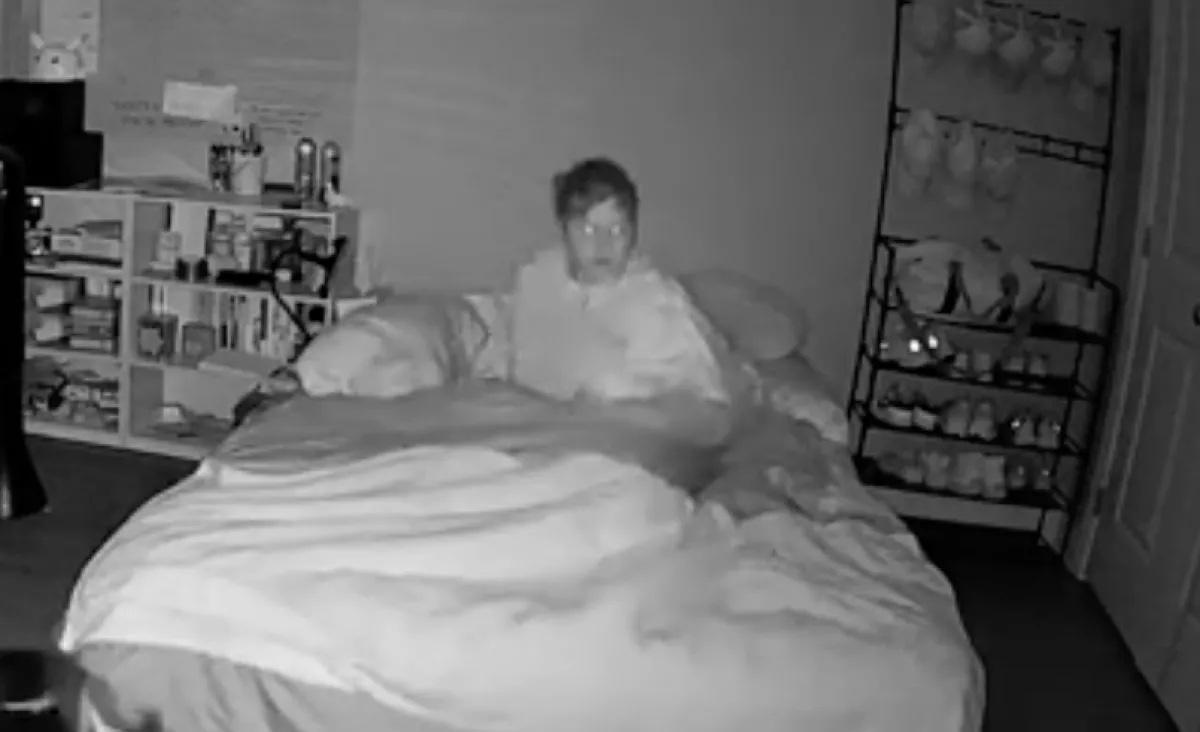 Rejtélyes dolgok miatt riadt fel a nő éjszaka: a kamera mindent rögzített - Videó