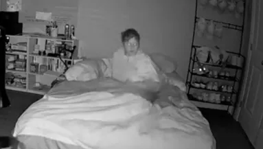 Rejtélyes dolgok miatt riadt fel a nő éjszaka: a kamera mindent rögzített - Videó