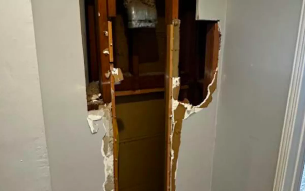 Nem hiszi el a férfi, 10 év után mit fedezett fel a fal mögött - Fotók