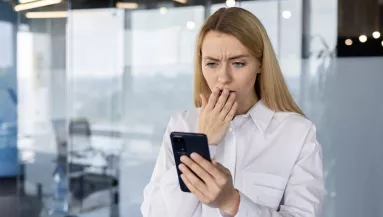 Kínos hiba: véletlen készít meztelen fotót a Google telefonja és elküldi a kontaktoknak