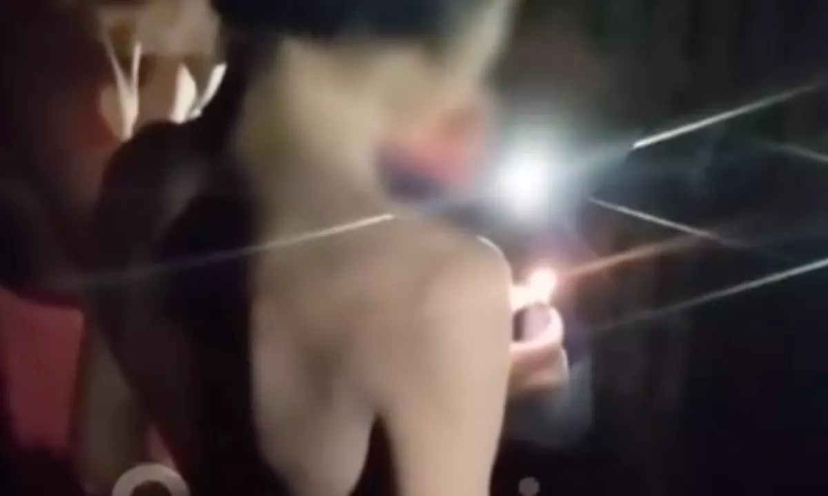 Kijött az amazóniai törzsből egy fiú az erdőből: és először lát öngyújtót - Videó