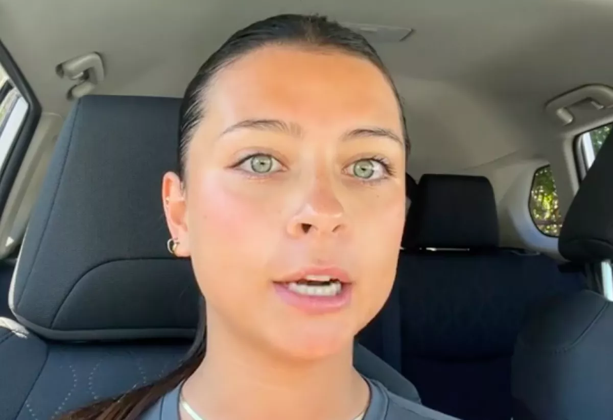 Megdöbben a lány, amikor először meglátja dédnagynénje régi fotóját