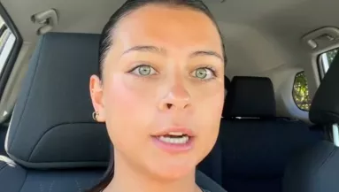 Megdöbben a lány, amikor először meglátja dédnagynénje régi fotóját