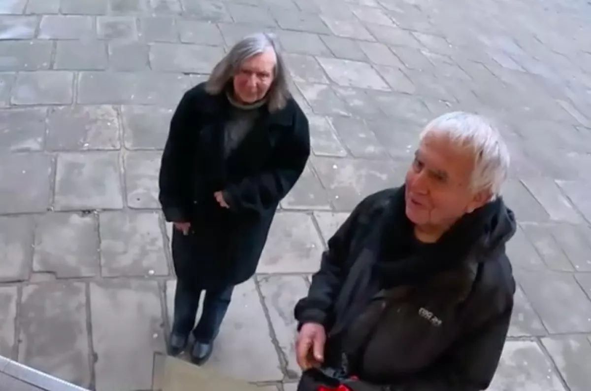 Ingyen ételt kap az idős pár: szívszorító, amit ezután a testvérek megtudnak - Videó