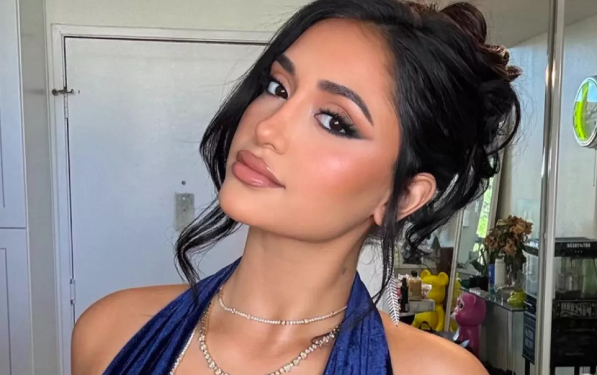 Videó készült: nem működött a repülőn a klíma - levetőzött az énekesnő - Videó