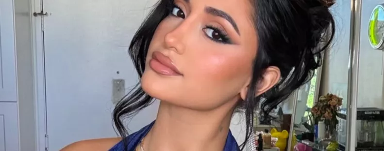 Videó készült: nem működött a repülőn a klíma - levetőzött az énekesnő - Videó