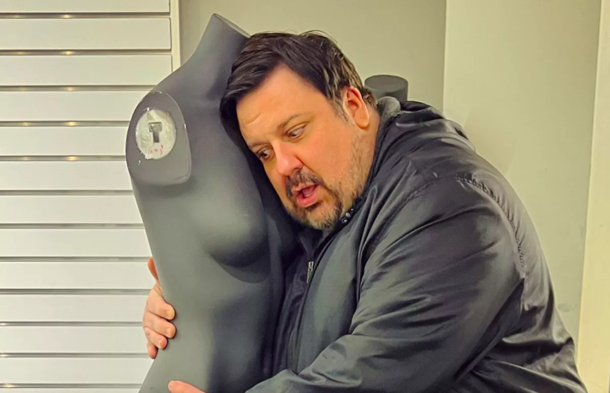 Senki nem találná ki, mit tárol ez a férfi 37 éve egy pohárban - Videó