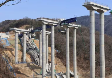 Összeomlott egy híd építkezés közben - Sok a halott - Videó