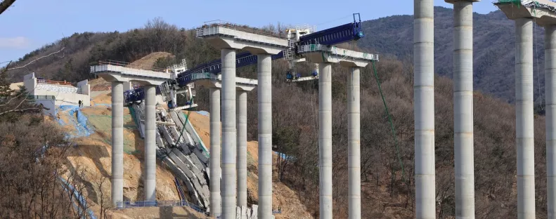 Összeomlott egy híd építkezés közben - Sok a halott - Videó