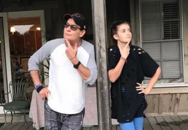20 évesen lett milliomos Charlie Sheen lánya - Ezekkel a pikáns képekkel