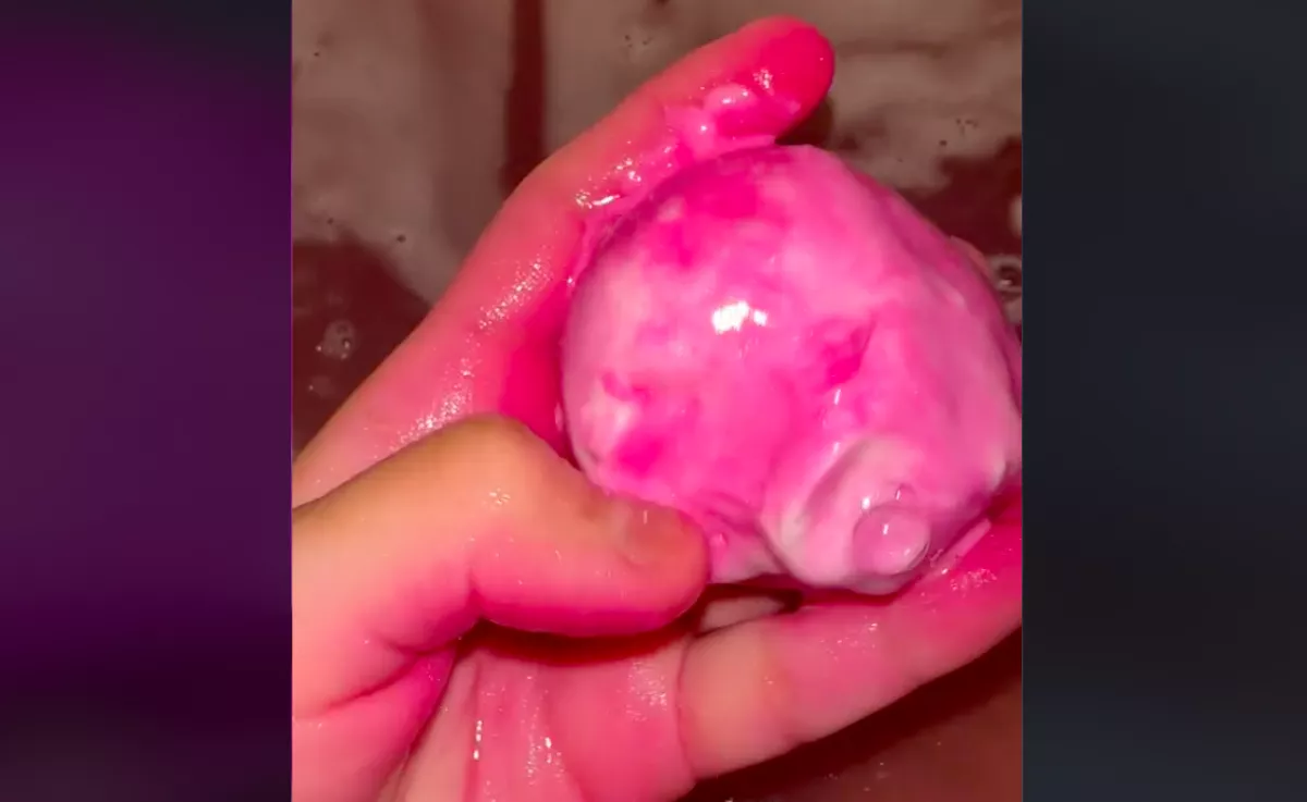 A fürdőkádban vágja meg magát a lány: amikor rájön az okára, megdöbben - Videó