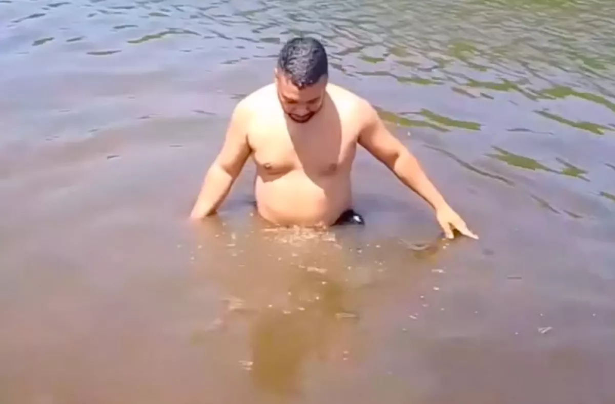 Lehűtötte magát a folyóban a srác: majd hirtelen megfagyott az ereiben a vér - Videó