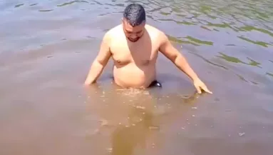 Lehűtötte magát a folyóban a srác: majd hirtelen megfagyott az ereiben a vér - Videó