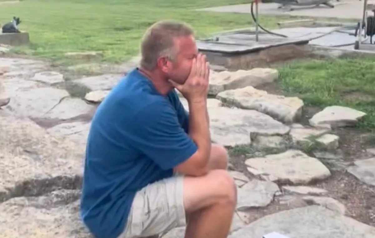 Megtudják a szülők, hogy a lányuk terhes: a reakciójuk különbözőbb nem is lehetne - Videó