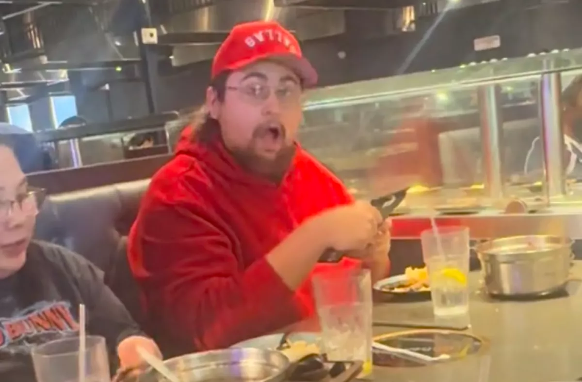 Először hívta meg a srác a családját vacsorázni: amikor ránézett a számlára, sokkot kapott - Videó