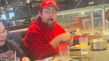 Először hívta meg a srác a családját vacsorázni: amikor ránézett a számlára, sokkot kapott - Videó