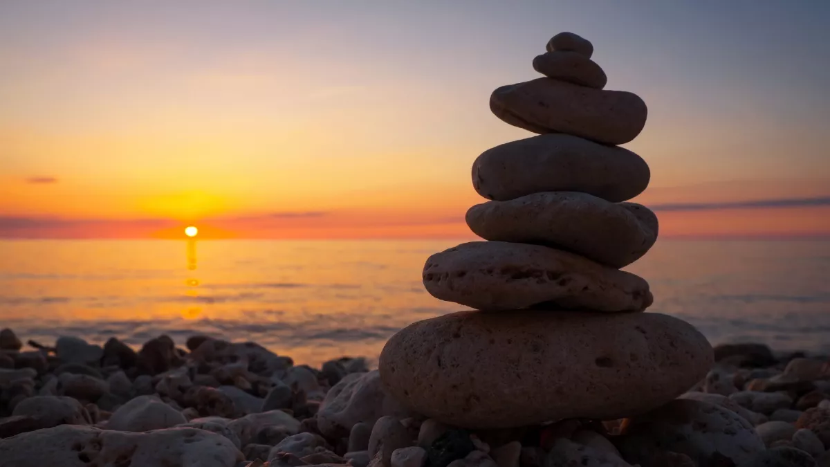 Szakértők figyelmeztetnek: Ezért ne építs soha kőtornyot a nyaraláson