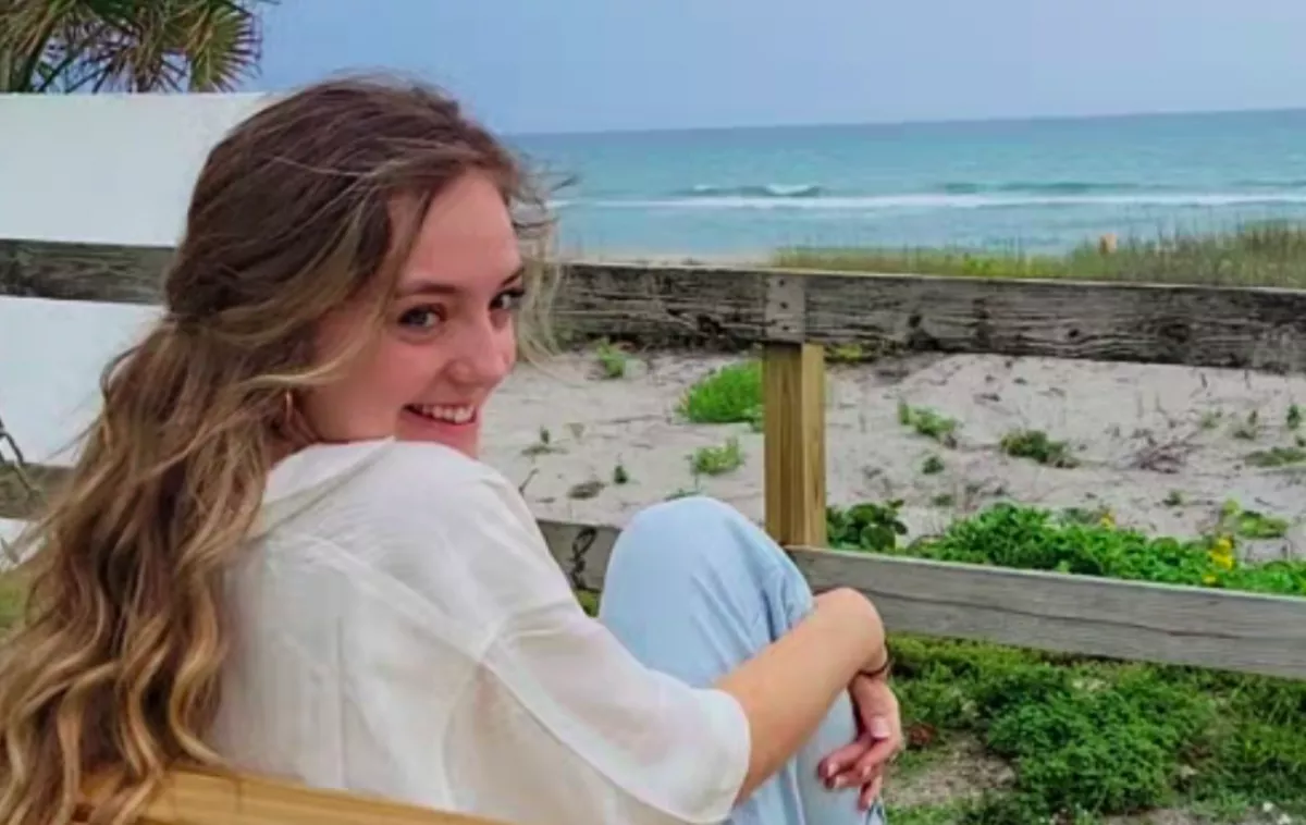 Nem veszik komolyan a szőkét az autószerelő műhelyben: aztán kínos lesz - Videó