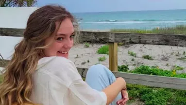 Nem veszik komolyan a szőkét az autószerelő műhelyben: aztán kínos lesz - Videó