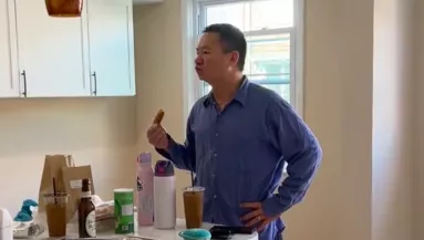 Segíteni akar festeni a lányának az apa: ami ezután történik, azon százezrek nevetnek - Videó