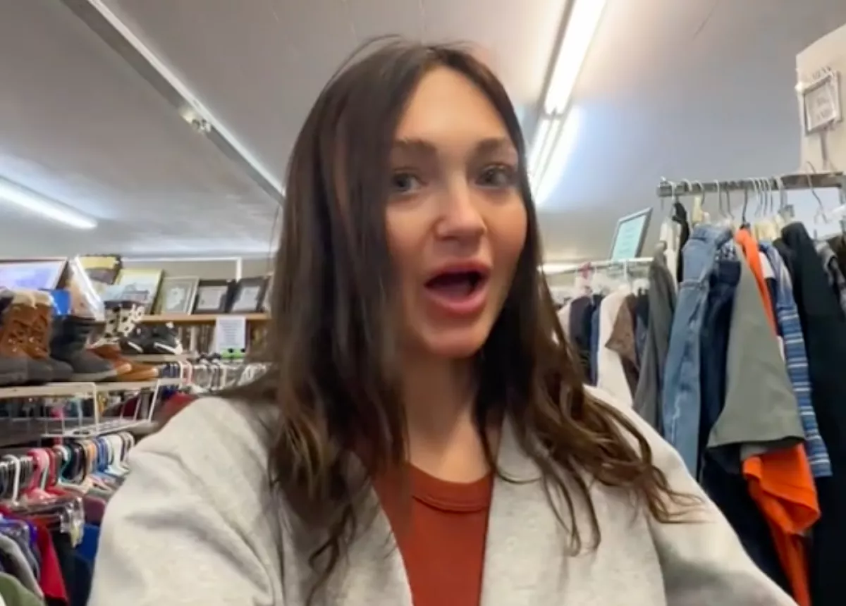 Nadrágot talált a turkálóban a nő: leesett az álla, amikor megnézte a címkéjét - Videó