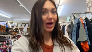 Nadrágot talált a turkálóban a nő: leesett az álla, amikor megnézte a címkéjét - Videó