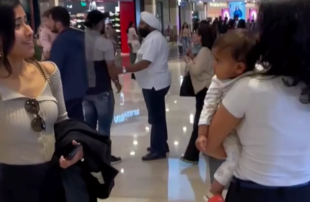 Meglátta a kislány anyja ikertestvérét: a reakciója megolvasztja a szíveket - Videó