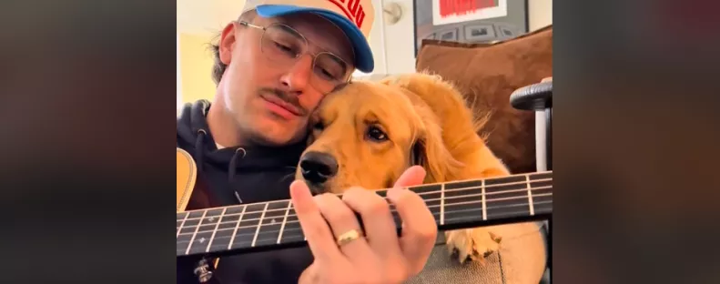 Amit ez a golden retriever tesz, miközben Levi gitározik, sokakat megérint - Videók