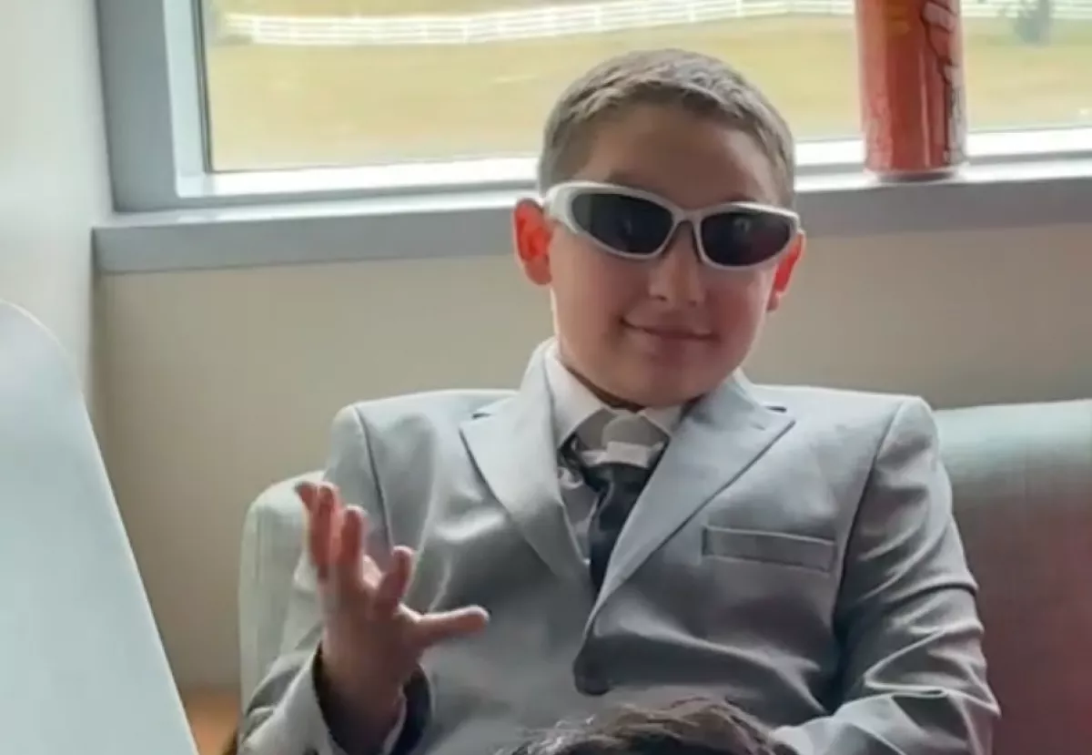 Öltönyben látogatta meg újszülött unokatestvérét a kisfiú: milliók nevetnek a magyarázatán - Videó