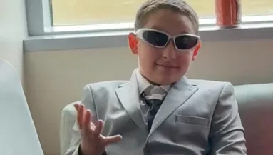 Öltönyben látogatta meg újszülött unokatestvérét a kisfiú: milliók nevetnek a magyarázatán - Videó