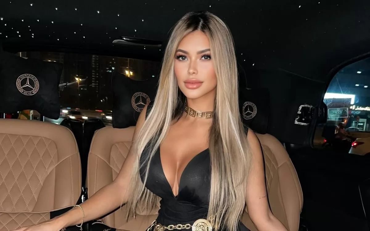 Útlevélképe miatt tartóztatták fel a reptéren a világ legszebb nőjét - Mutatjuk a képet - Fotó