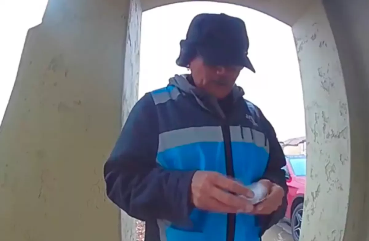 Amikor meglátja a nő, mit tesz az Amazon futár az ajtaja előtt, azonnal elerednek a könnyei - Videó