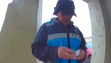 Amikor meglátja a nő, mit tesz az Amazon futár az ajtaja előtt, azonnal elerednek a könnyei - Videó