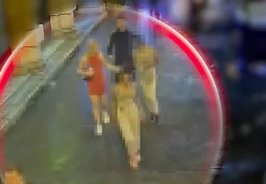 Útonálló módon rabolt a 3 kamasz lány az Andrássyn: közzétették a videót